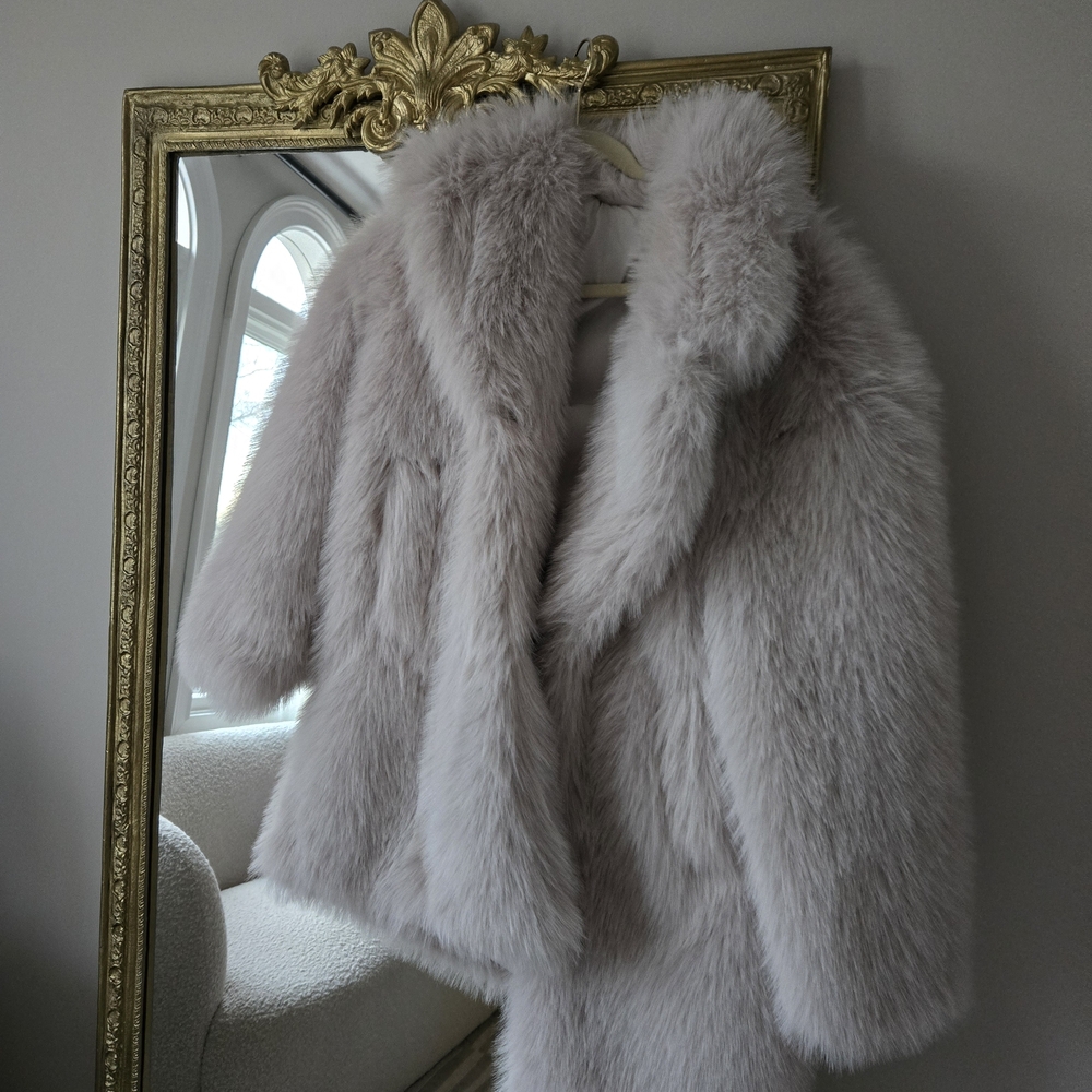 Luxurious Faux Fur Coat in Light Gray